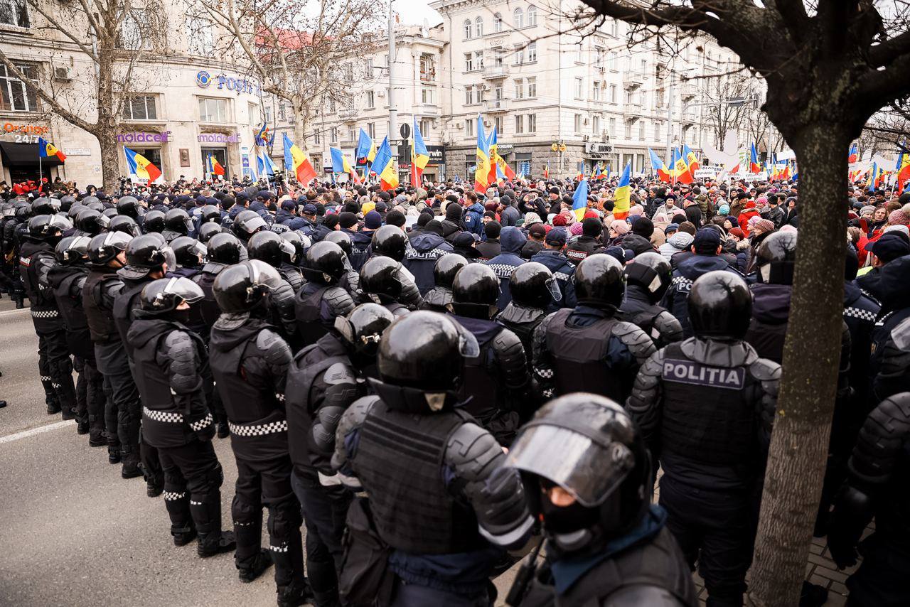 Движение митинга. Полиция Молдовы. Протесты в Молдове. Пророссийские протесты в Прибалтике 2023. Протестная Молдова картинки.